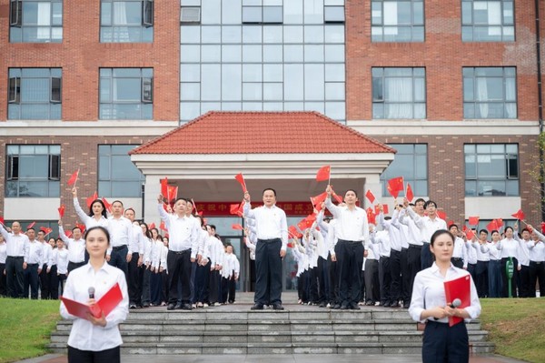 旗帜领航 聚力前行 市产发集团举行迎国庆升国旗仪式